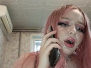 Сводная сестра говорит по телефону с парнем когда я её трахаю 7/16