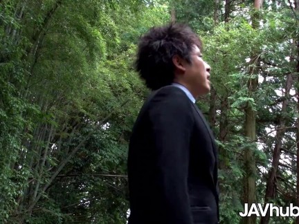 Gorgeous Japanese girl gets fucked and creampied outdoors