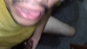 JUGANDO CON UN PRESERVATIVO UN HOMBRE JOVEN DOTADO 😯🍌