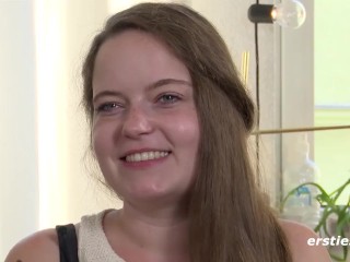 Ersties – Musical-Fan Mable verwöhnt sich mit Dildo und Vibrator