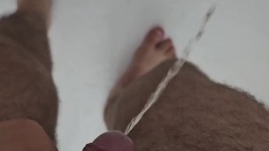 Pipì sulla gamba sotto la doccia