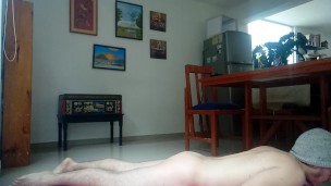 Haciendo yoga desnudo