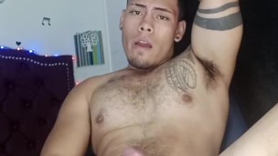 Chico jugando con su polla