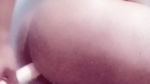 Pequeño dildo para un gran trasero