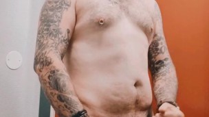 TattooedScottish lets the cum flow at the gym toilet!