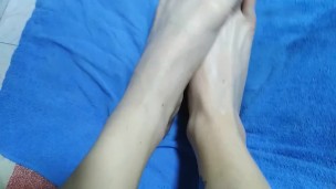 Pretty feet, wanna play?
