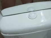 Me corro en el baño de mi vecina