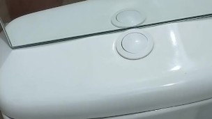 Me corro en el baño de mi vecina