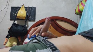 CHICO SE MASTURBA EN CAMA DE SU VECINA-QUIERE FOLLARLA