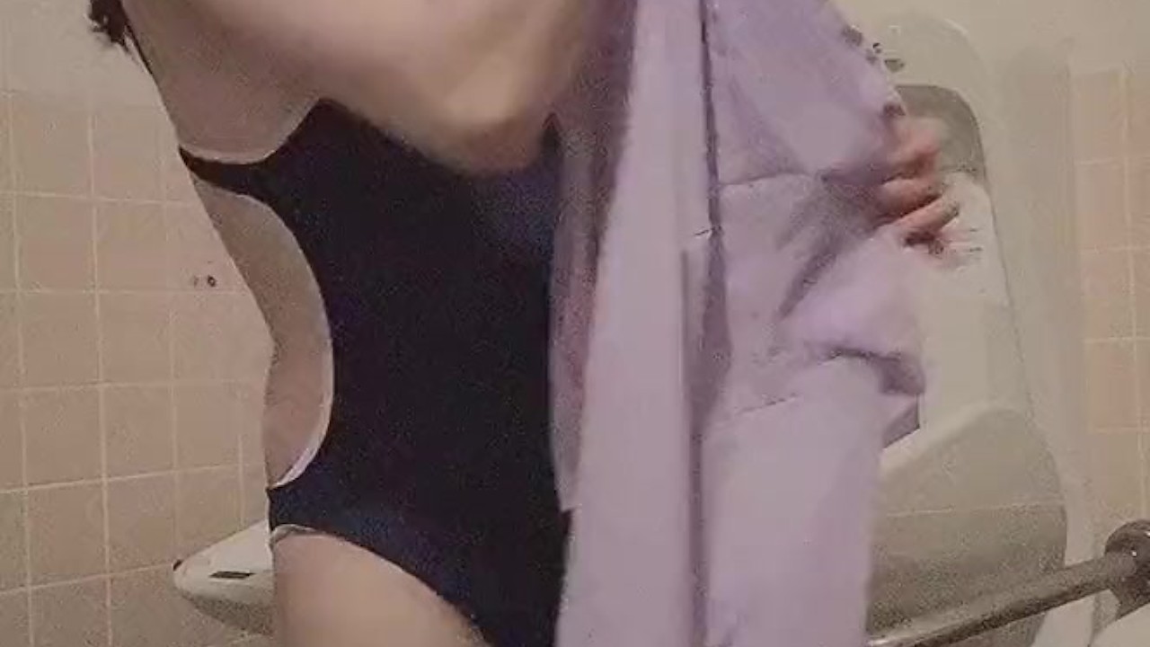 公衆トイレでスク水着て露出オナニーしちゃう男の娘 - Video di sesso gratis - RedTube