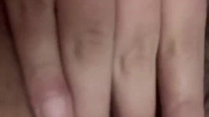 Jugando con mi vagina jugosa