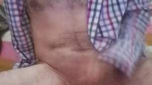 Me habro la camisa y me corro en mi pecho