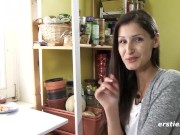 Ersties - Milena steht auf große Motoren und heißen Sex 2/16