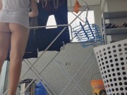 loira gostosa mostra a bundinha , na varanda de casa 10/16