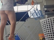loira gostosa mostra a bundinha , na varanda de casa