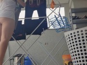 loira gostosa mostra a bundinha , na varanda de casa 9/16