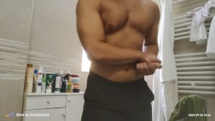 Hunk poses and show thick cock (full a tape on OF)