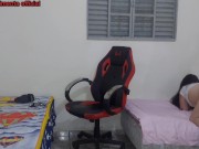 colega de quarto se troca perto do nerd, ele acaba fodendo ela na cadeira gamer. 1/16