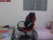 colega de quarto se troca perto do nerd, ele acaba fodendo ela na cadeira gamer. 11/16