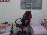 colega de quarto se troca perto do nerd, ele acaba fodendo ela na cadeira gamer. 13/16