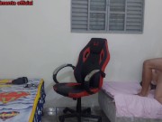 colega de quarto se troca perto do nerd, ele acaba fodendo ela na cadeira gamer. 3/16