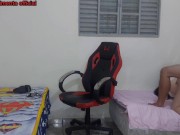colega de quarto se troca perto do nerd, ele acaba fodendo ela na cadeira gamer. 6/16