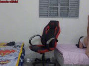 colega de quarto se troca perto do nerd, ele acaba fodendo ela na cadeira gamer.