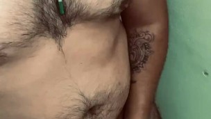 Se van de la casa y aprovecho a masturbarme en el baño