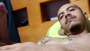 Me jalo la verga dura, en silencio...