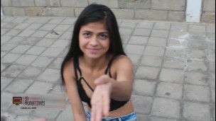 Le ofrezco dinero a una puta en la calle para que me chupe la polla ,lo hace de una manera increíble