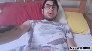 Maracujand si sega al volo, esplodendo con il suo latte (sperma)