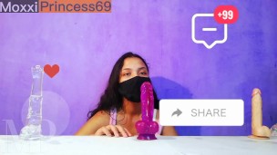 Moxxi probando sus dildos de silicon