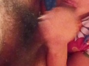 Peruana me toma de los testículos y se lo mete hasta sacarme el semen con su boca