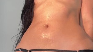 Chica mojada en sesión de fotos