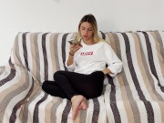 Biondina annoiata chiama l'amico per farsela leccare e per essere scopata. Dialogo in ita.Piedi. Pov 1/16