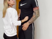 Biondina annoiata chiama l'amico per farsela leccare e per essere scopata. Dialogo in ita.Piedi. Pov 3/16