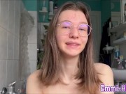 18 jähriges Dünnes Mädchen mit riesen Schamlippen hat einen Orgasmus 1/16