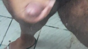 Gordinho gozando no espelho