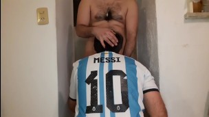 Oso coge a su amigo del futbol y se moja todo .
