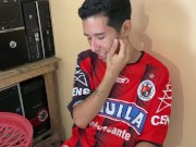 mi esposo descansaba cuando su hermanastro se entra a nuestro cuarto y folla mi coño con el al lado 1/16