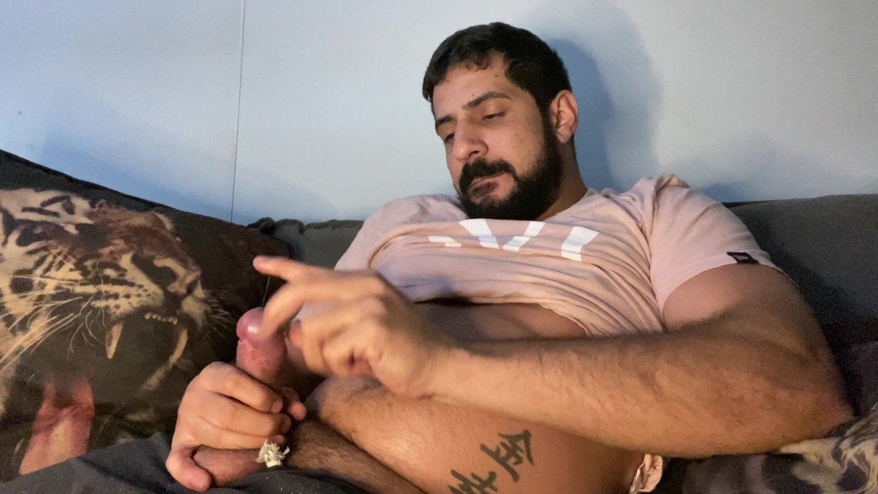 Arabski wielki kutas zostawiając swojego twardego kutasa i dużo spuszczając się, tryskając spermą - Darmowe seks wideo - RedTube