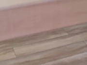 Je viens jouir sur ses petits seins pendant qu elle commande sur internet 1/16