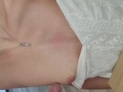 Je viens jouir sur ses petits seins pendant qu elle commande sur internet 10/16