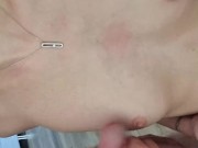 Je viens jouir sur ses petits seins pendant qu elle commande sur internet 14/16