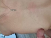 Je viens jouir sur ses petits seins pendant qu elle commande sur internet 15/16