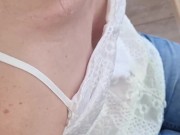 Je viens jouir sur ses petits seins pendant qu elle commande sur internet 2/16