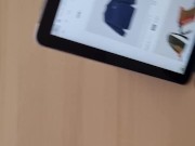 Je viens jouir sur ses petits seins pendant qu elle commande sur internet 7/16