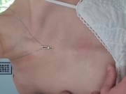 Je viens jouir sur ses petits seins pendant qu elle commande sur internet 9/16