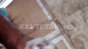 Garoto asiático no flagra se tocando em público BDSM