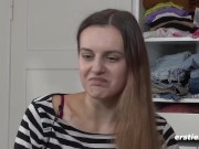 Ersties - Die 22-jährige Lauren liebt ihren großen Dildo im Doggystyle 15/16